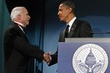 Setkání se soupeřem z voleb. Den před inaugurací si potřásl Barack Obama rukou se svým republikánským protikandidátem Johnem McCainem na slavnostní večeři ve Washingtonu, D.C.