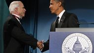 Setkání se soupeřem z voleb. Den před inaugurací si potřásl Barack Obama rukou se svým republikánským protikandidátem Johnem McCainem na slavnostní večeři ve Washingtonu, D.C.