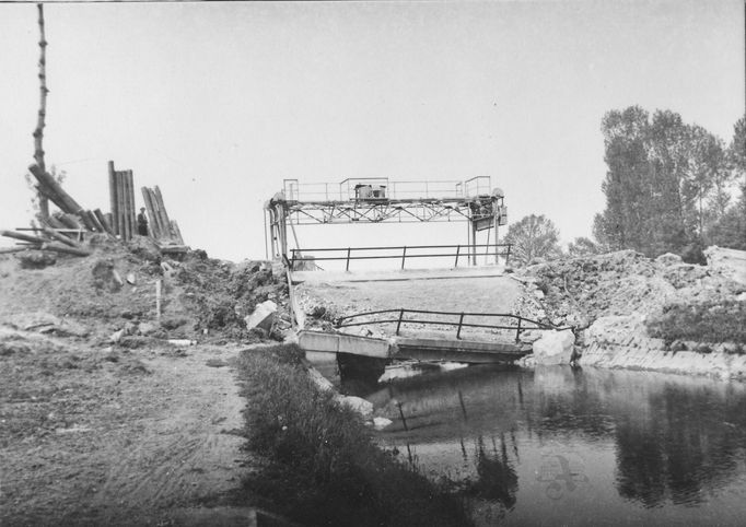 Škody, které na zařízení Baťova kanálu zanechala Druhá světová válka. Rok 1945