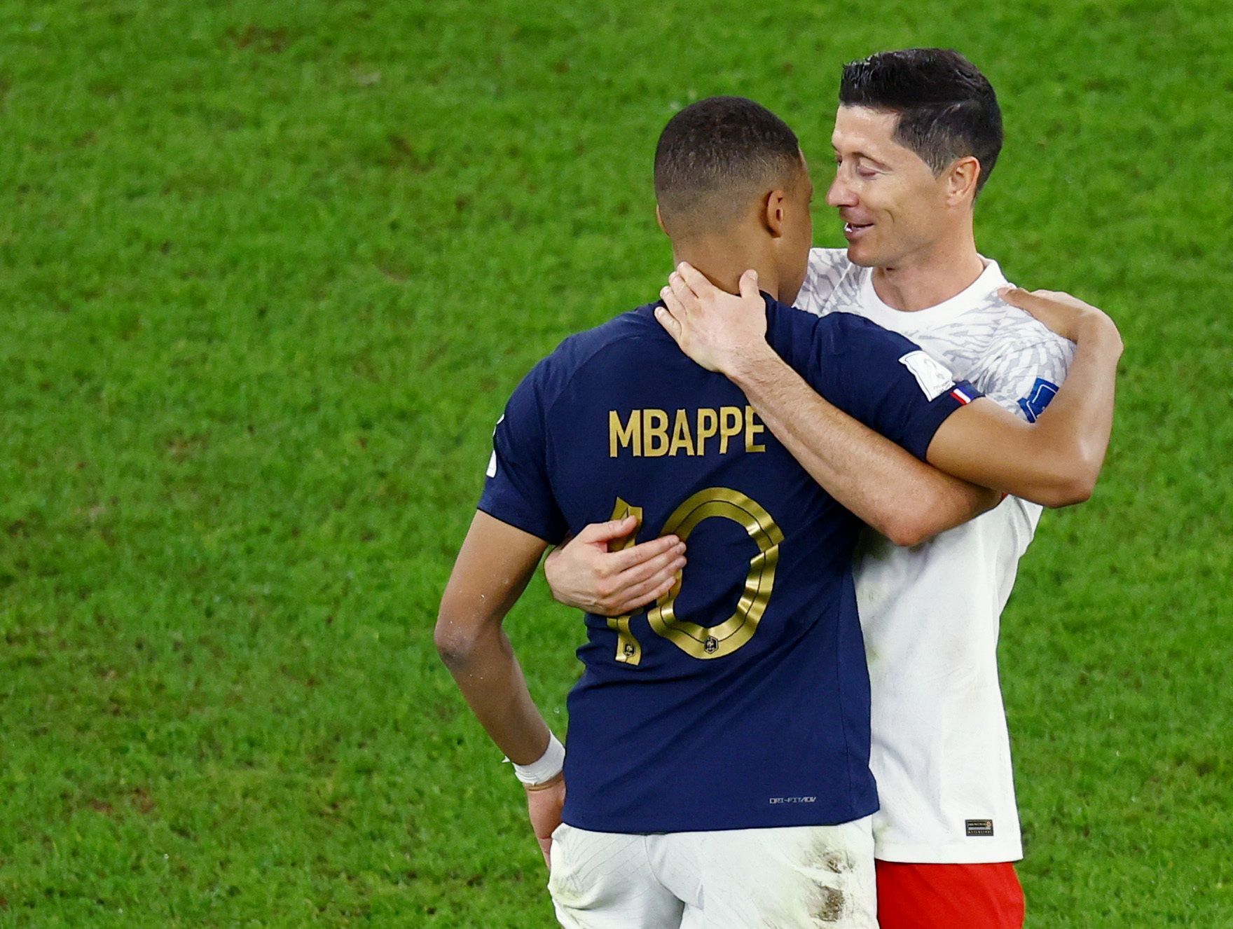 Kylian Mbappé a Robert Lewandowski v osmifinále MS 2022 Francie - Polsko