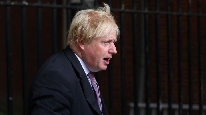 Johnson zvažuje zablokování parlamentu před brexitem, opozici zpráva pobouřila