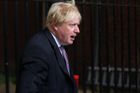Boris Johnson byl trapně neužitečný, Británii je lépe bez něj, píší média. Mayovou čeká boj o brexit