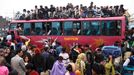 Jak je vidět z této fotografie, tak s přeplněností se v Bangladéši leckdy potýká i autobusová doprava.