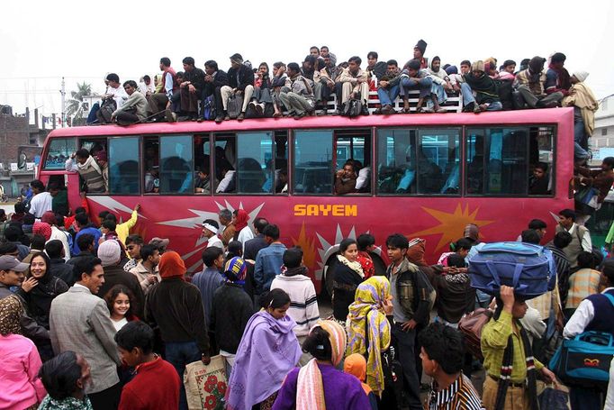 Jak je vidět z této fotografie, tak s přeplněností se v Bangladéši leckdy potýká i autobusová doprava.