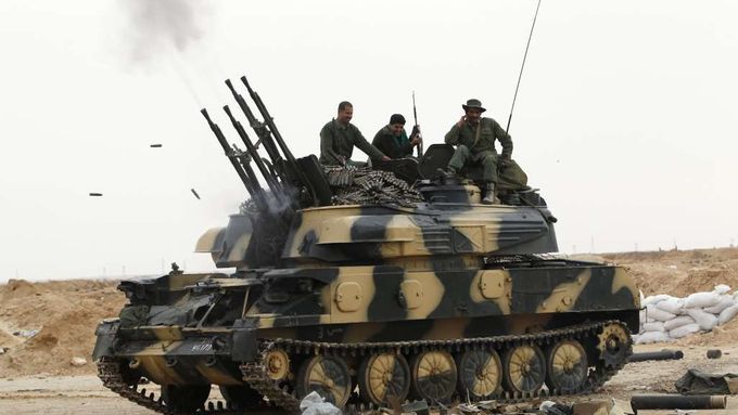 Kaddáfího jednotky drtí povstalce na východě země.