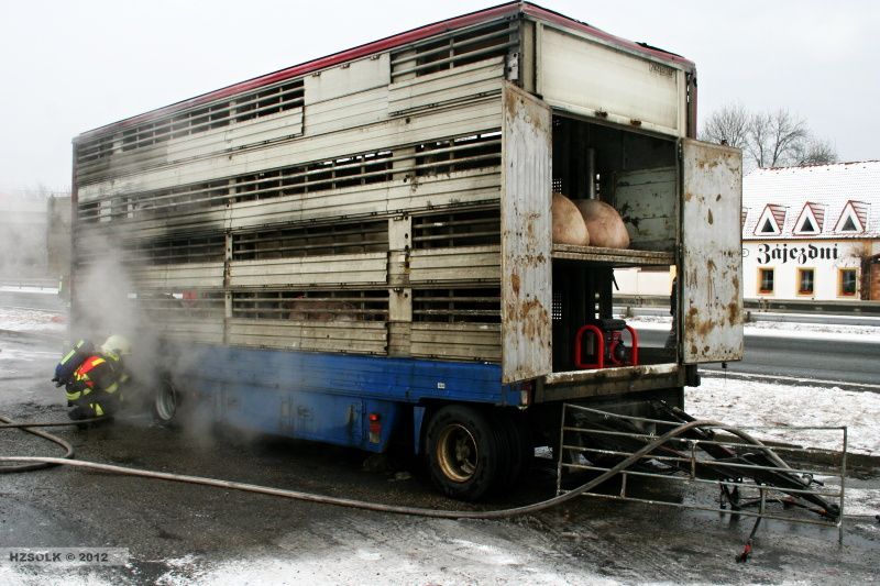 Požár náklaďáku s prasaty