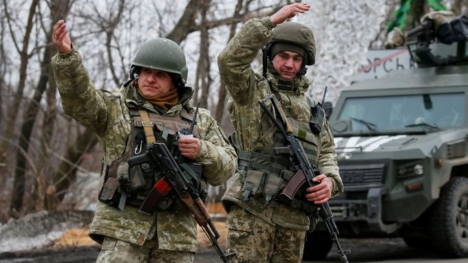 Jak se žije běžným lidem na Ukrajině v oblastech, kde na dohled jsou vedle sebe vládní vojáci a ozbrojenci proruských separatistů.