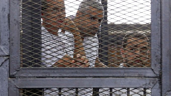 Trio novinářů vězněných v Káhiře.