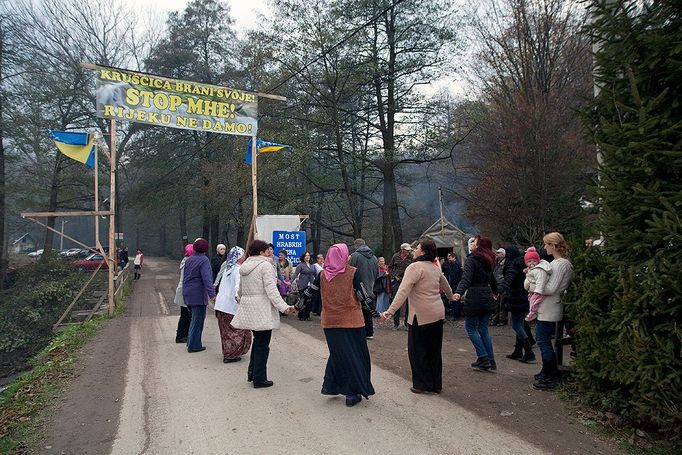 Nedotčenou přírodu už několik let narušuje nekontrolovatelný boom vodních elektráren. Vyhání zvířata i lidi.