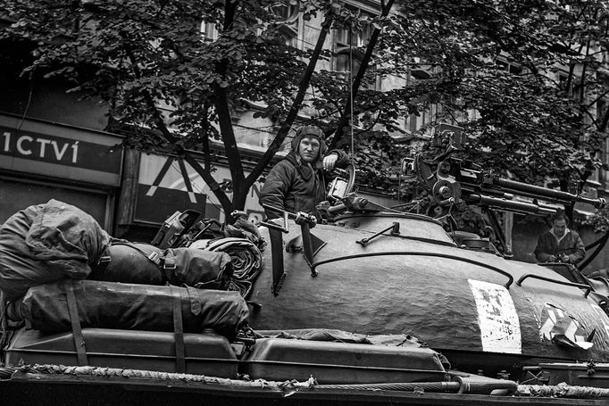 Snímek fotografa Karla Bucháčka, který pořídil v Praze během srpnové invaze vojsk Varšavské smlouvy do Československa v roce 1968.