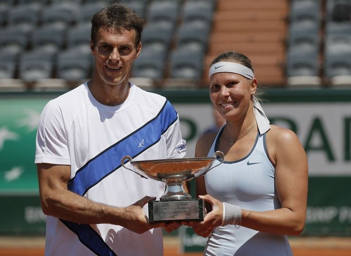 František Čermák a Lucie Hradecká se radují z víětzství na French Open (2013)