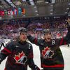 Hokejové MS juniorů 2020 v Ostravě, finále Kanada - Rusko: Radost Kanaďanů (vlevo Barrett Hayton, vpravo Joe Veleno)