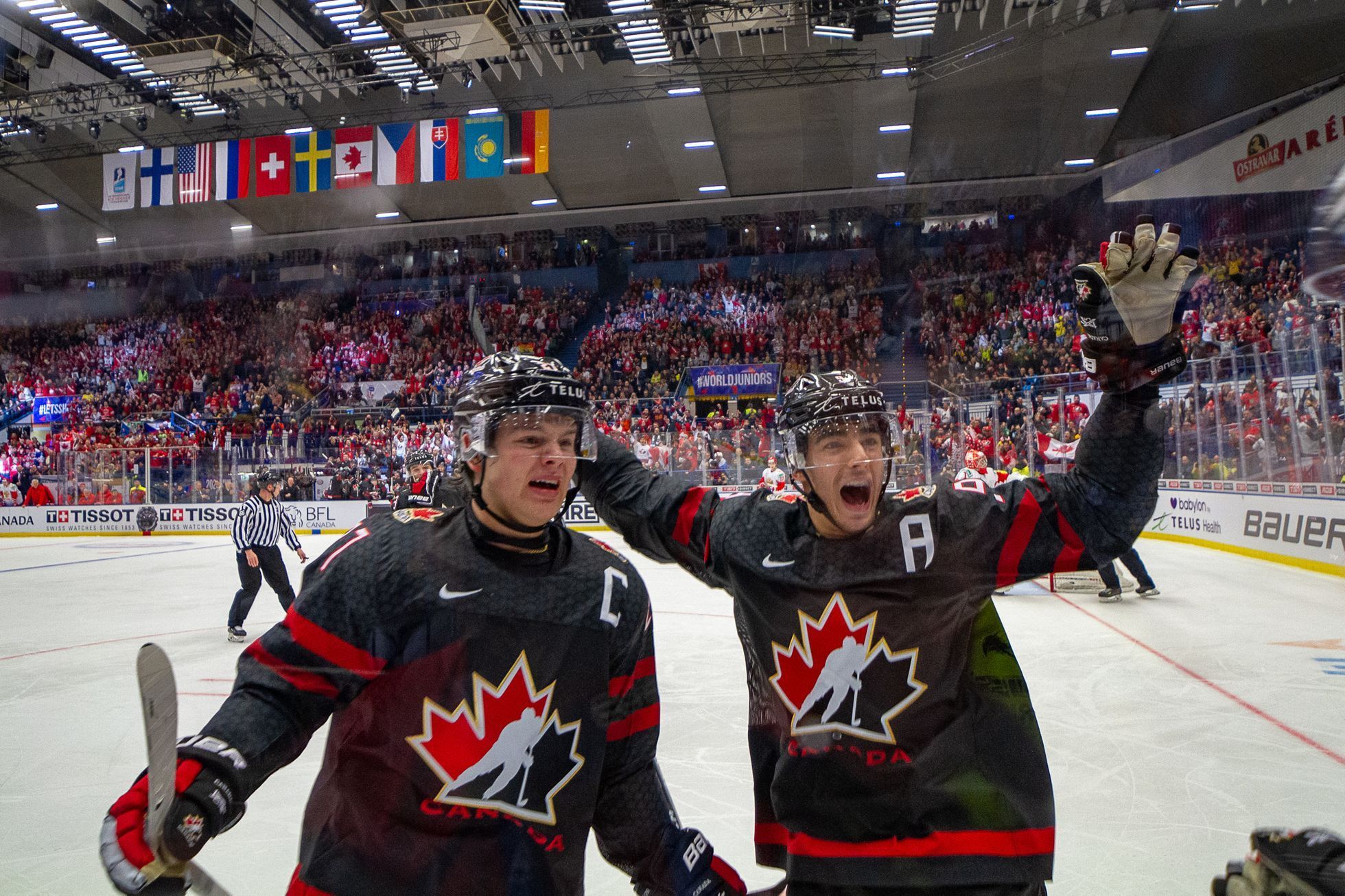 Hokejové MS juniorů 2020 v Ostravě, finále Kanada - Rusko: Radost Kanaďanů (vlevo Barrett Hayton, vpravo Joe Veleno)