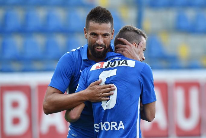 Slovan Liberec proti AEK Larnace v play off o Evropskou ligu. Jan Sýkora přijímá gratulace od Milana Baroše