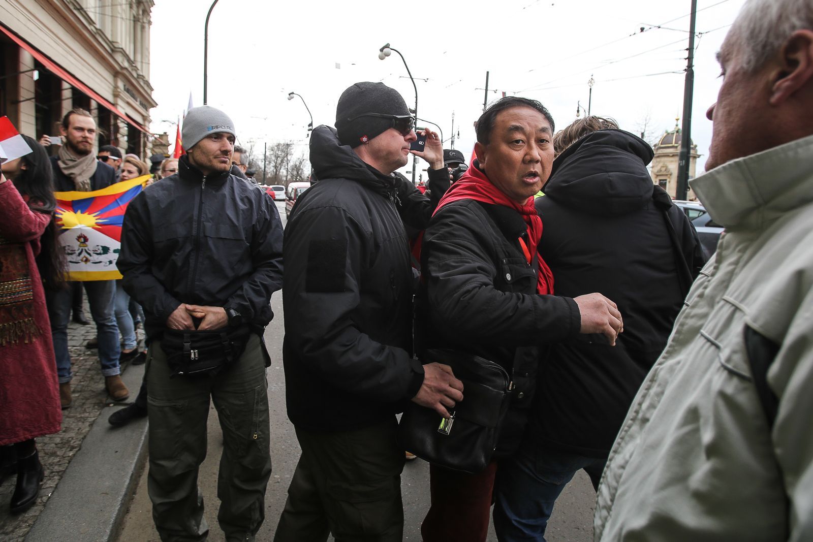 Pro a proti čínští demonstranti u Národního divadla