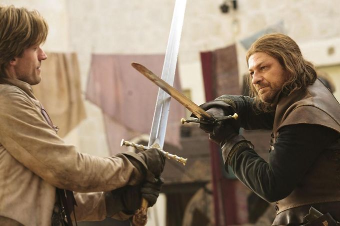 Ned Stark (vpravo) v podání herce Seana Beana.