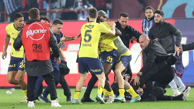 Potyčka mezi hráči Fenerbahce a fanoušky Trabzonsporu