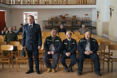 Když se radikalizuje česká vesnice. V novém filmu hasiči brání tradiční hodnoty