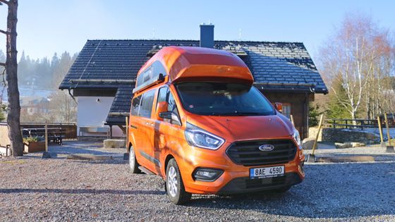 Ford postavil doubledecker pro dobrodruhy na cestách. Zimní výlet v obytném Transitu