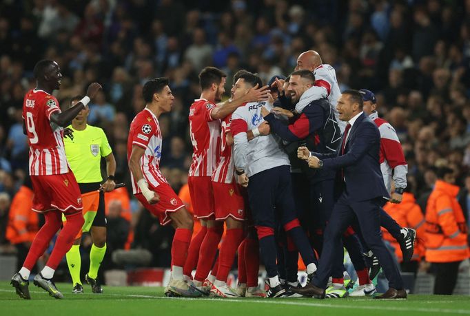 Hráči Zvezdy slaví gól do sítě Manchesteru