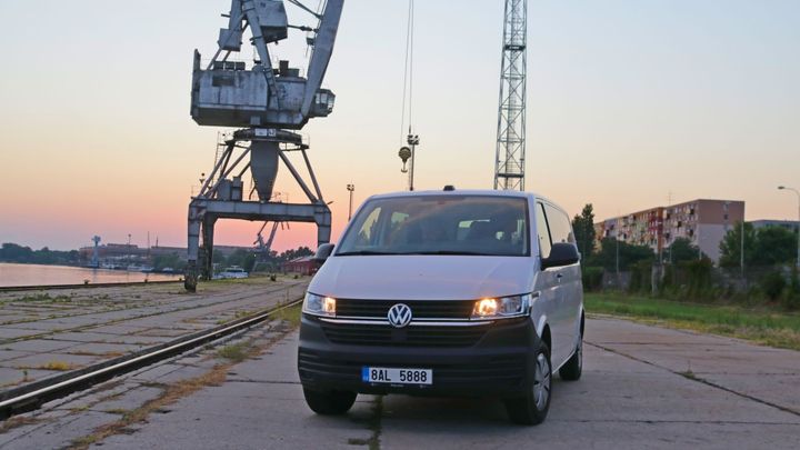 VW Transporter: Hlavně nenápadně. Zvenku obyčejná dodávka, uvnitř promyšlená obytka; Zdroj foto: Eva Srpová
