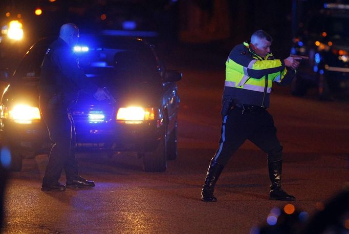 Policie budovu univerzity, kde se střílelo, obklíčila.