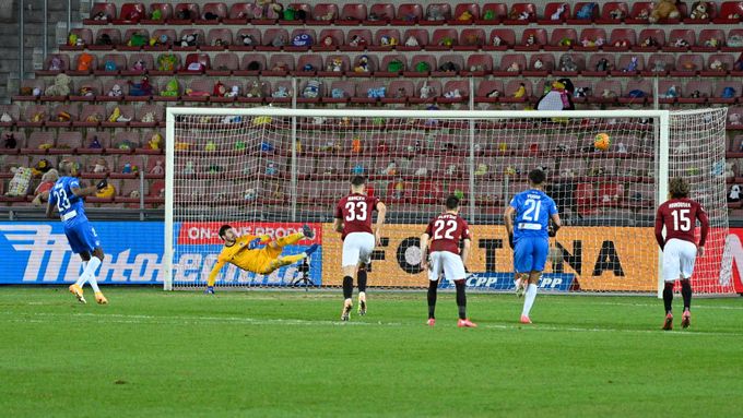Kamso Mara proměňuje penaltu proti Florinu Nitovi v zápase 14. kola Fortuna:Ligy Sparta - Liberec.