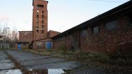 Ore from all the country was brought together in this single-storied building with a multilevel tower. After being crushed in a giant grinding mill, it was loaded on trains and transferred to the Soviet Union.