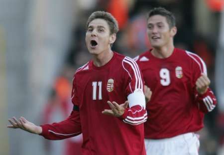 Ma´darští fotbalisté Zoltan Gera (vlevo) a Robert Feczesin slaví gól proti Maltě