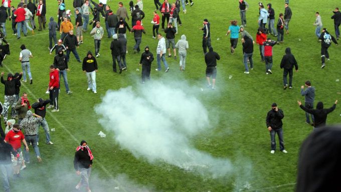 Slavia fans rioting on the pitch