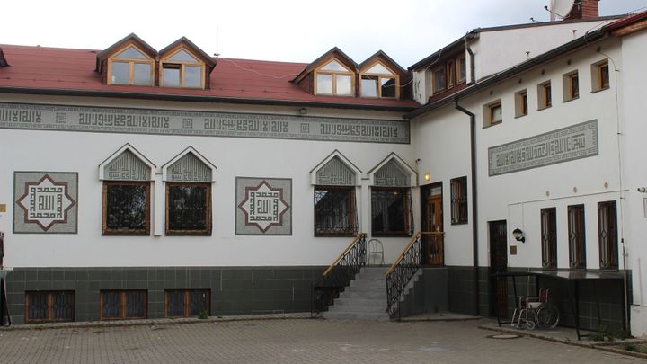 Chcete zbraň? Obraťte se na mě, vyzývá šéf pražských muslimů. Ti se od něj distancují