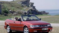 70 000 Kč: Saab 9-3 Convertible - První generace Saabu, která nesla označení 9-3, je sice podle škarohlídů jen přestavěný Opel Vectra, jenže milovníci značky vědí, že jde o klasické auto s nestárnoucím designem. Udělá parádu ještě dnes. Navíc je to poměrně spolehlivý vůz, není potřeba se bát ani turbomotorů, díky kterým se stal Saab také známým. Problém není ani s náhradními díly.