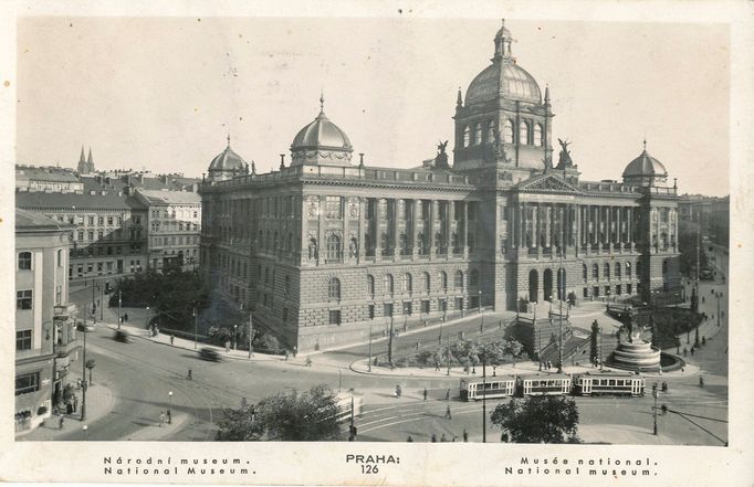 Historická fotografie zachycující provoz tramvajové linky na Václavském náměstí, která zde byla v provozu mezi lety 1884-1980.