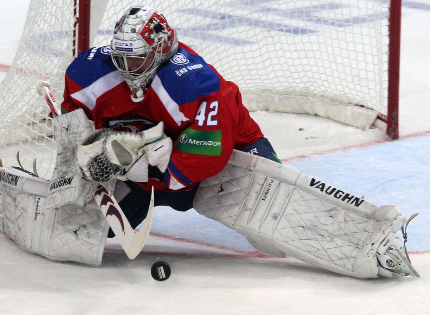 Hokejový brankář Lva Praha Tomáš Pöpperle chytá střelu v utkání KHL proti SKA Petrohradu.