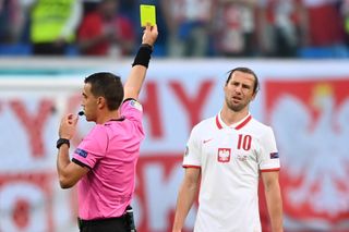 I Grzegorz Krychowiak takto přispěl k prvenství Polska ve statistice žlutých karet