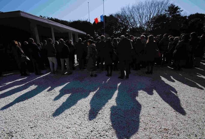 Francouzští rezidenti v Japonsku a zaměstnanci francouzské ambasády v Tokyu uctili oběti minutou ticha.