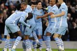 Agüero sdílí radost se svými spoluhráči z Manchesteru City.