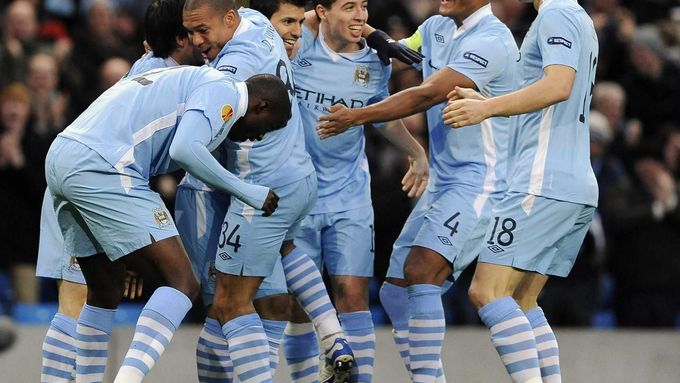 Radost fotbalistů Manchesteru City, kteří se po výhře nad městským rivalem United dostali do čela anglické nejvyšší soutěže.