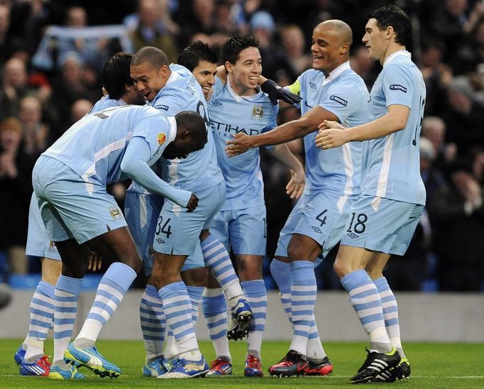 Radost fotbalistů Manchesteru City, kteří se po výhře nad městským rivalem United dostali do čela anglické nejvyšší soutěže.