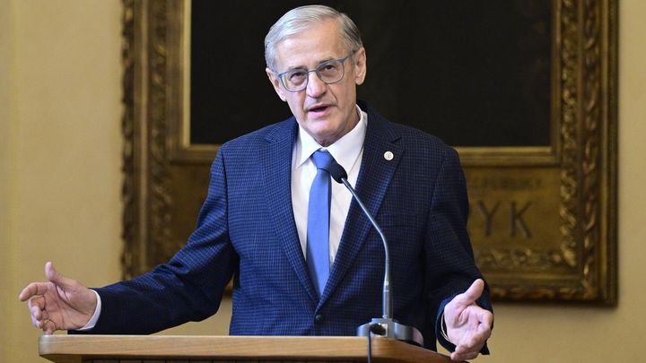 Univerzita Karlova zvolila rektorem analytického chemika Jiřího Zimu