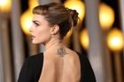 Mikro ofina à la Audrey Hepburnová je znovu trendy. Vynesla ji i tato modelka