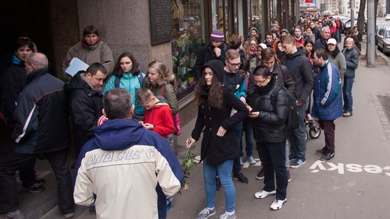 Před budovou Českého rozhlasu v Praze dnes čekaly stovky lidí na biatlonovou reprezentaci v čele s čerstvou vítězkou Světového poháru Gabrielou Soukalovou.