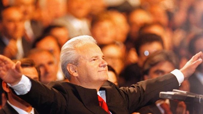 Mnozí Srbové považují Miloševiče za národního hrdinu, a obviňují haagský soud z toho, že ho zabil. Podle haagské prokuratury má ale Milošević na kontě válečné zločiny, genocidu a zločiny proti lidskosti