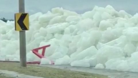 Video: Z rozbouřeného jezera se vynořila ledová hradba