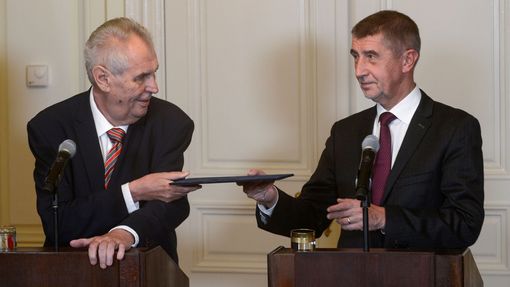 Prezident Miloš Zeman v Lánech pověřil předsedu hnutí ANO Andreje Babiše jednáním o sestavení vlády. 31. 10. 2017.