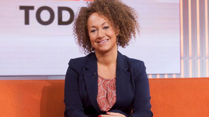 Rachel Dolezal, žena s českými a německými kořeny, jež se vydávala za černošku.