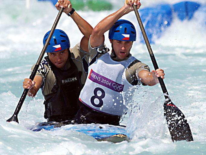 Čeští deblkanoisté Jaroslav Volf a Ondřej Štěpánek během bronzového závodu na LOH 2004 v Athénách.