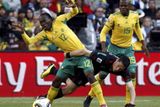 Při posledním zahajovacím zápasu, který se hrál 11. června 2010 na Soccer City v Johannesburgu byli v zápase s Mexikem mírným favoritem domácí Jihoafričané, zápas však skončil 1:1. Domácí tým sice v 55. minutě poslal do vedení Siphiwe Tshabalala (na obrázku), v 79. minutě však vyrovnal Rafael Márquez. A i když měly oba týmy na konci skupiny shodně po čtyřech bodech za prohru s Uruguají a výhru nad Francií, Mexiko postoupilo do osmifinále díky lepšímu skóre. V něm však prohrálo 1:3 s Argentinou.
