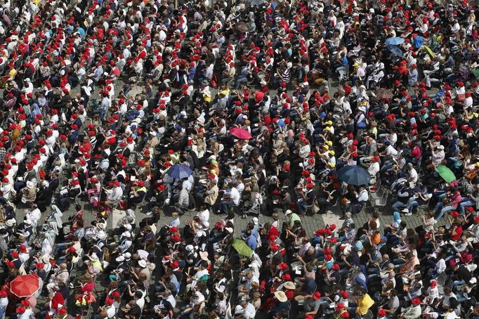 Faithful attend during a canonization mass led by Pope Francis in Saint Peter's Square at the Vatican May 12, 2013. The Pope will lead a mass on Sunday for candidates for sainthood Antonio Primaldo, Mother Laura Montoya and Maria Guadalupe Garcia Zavala.