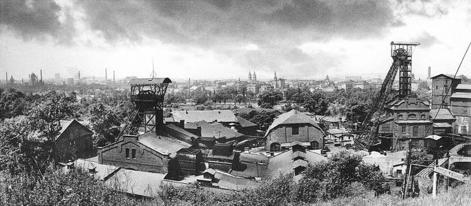 Ukázka z knihy Ondřeje Durczaka „Vzhůru do dolů! - Fotografické album průmyslového a kulturního dědictví uhelného hornictví ostravsko-karvinského revíru“ z roku 2023.